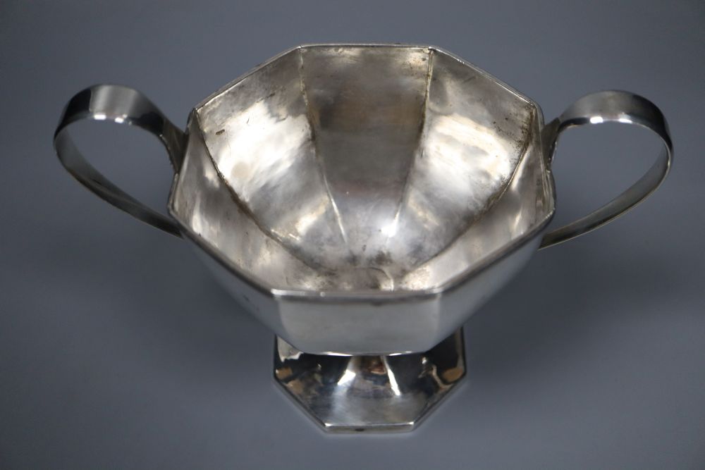 A George IV silver two handled octagonal bowl, marks rubbed, London, 1826?, 14.2cm, 11oz.